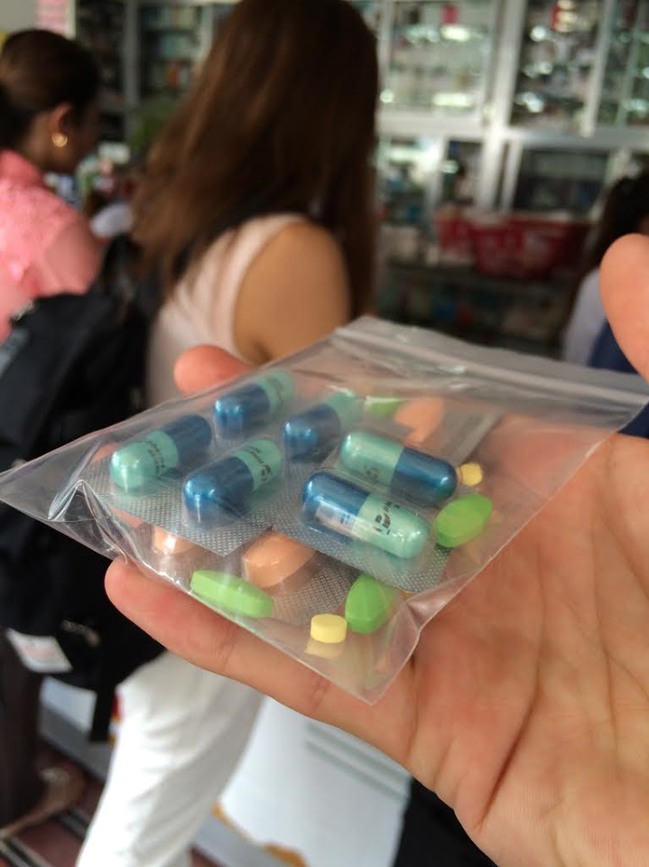 第１回カンボジアスタディツアー　4日目③<br>薬局で薬を購入